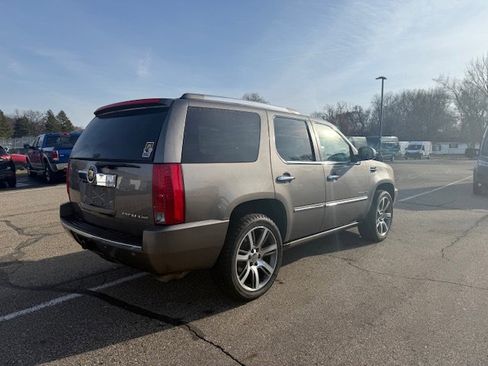 Used 2013 Cadillac Escalade Luxury image 9