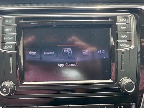Used 2017 Volkswagen Passat 1.8T SE FWD image 16