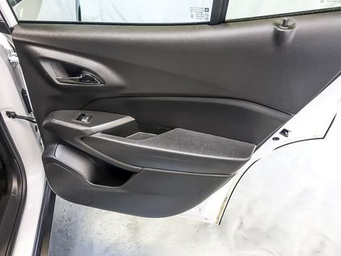 Used 2025 Chevrolet Trax LT w/ LT Convenience Package FWD image 28