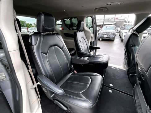 Used 2021 Chrysler Pacifica Touring-L FWD image 26