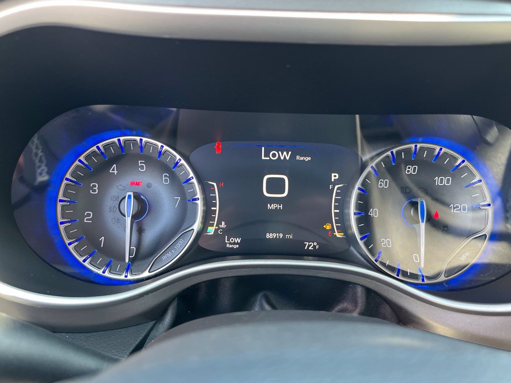Used 2022 Chrysler Pacifica Touring-L w/ Uconnect Theater Family Group FWD image 17