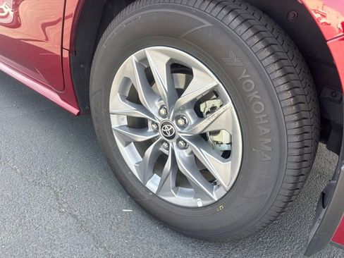 Used 2024 Toyota Sienna XLE w/ XLE Plus Package FWD image 7