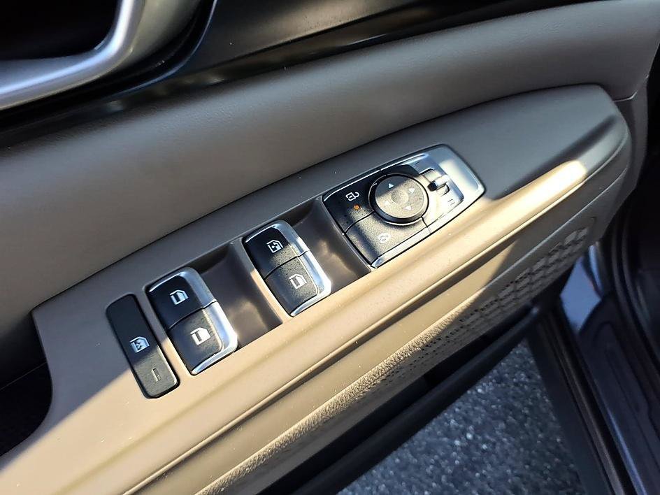 Used 2025 Kia Carnival FWD image 10