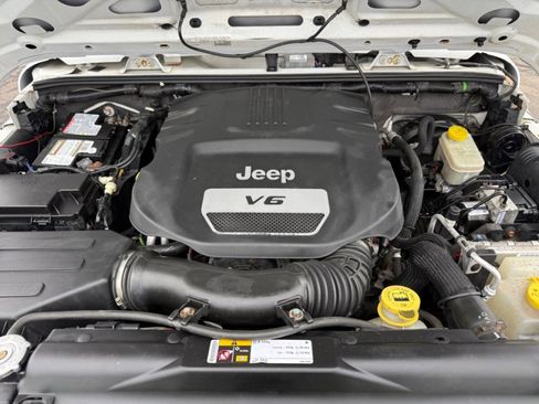 Used 2015 Jeep Wrangler Unlimited Rubicon AWD/4WD image 35