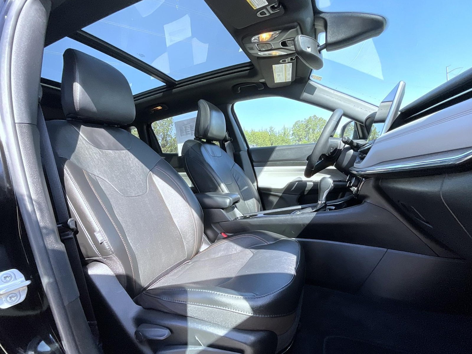 Used 2023 Jeep Compass Limited w/ Sun and Sound Group AWD/4WD image 16