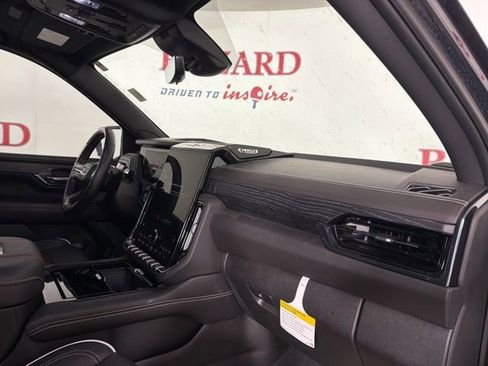Used 2025 GMC Yukon XL AT4 Ultimate AWD/4WD image 16