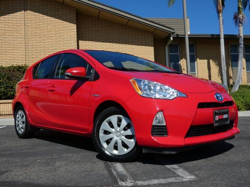 Used 2014 Toyota Prius C One image 5