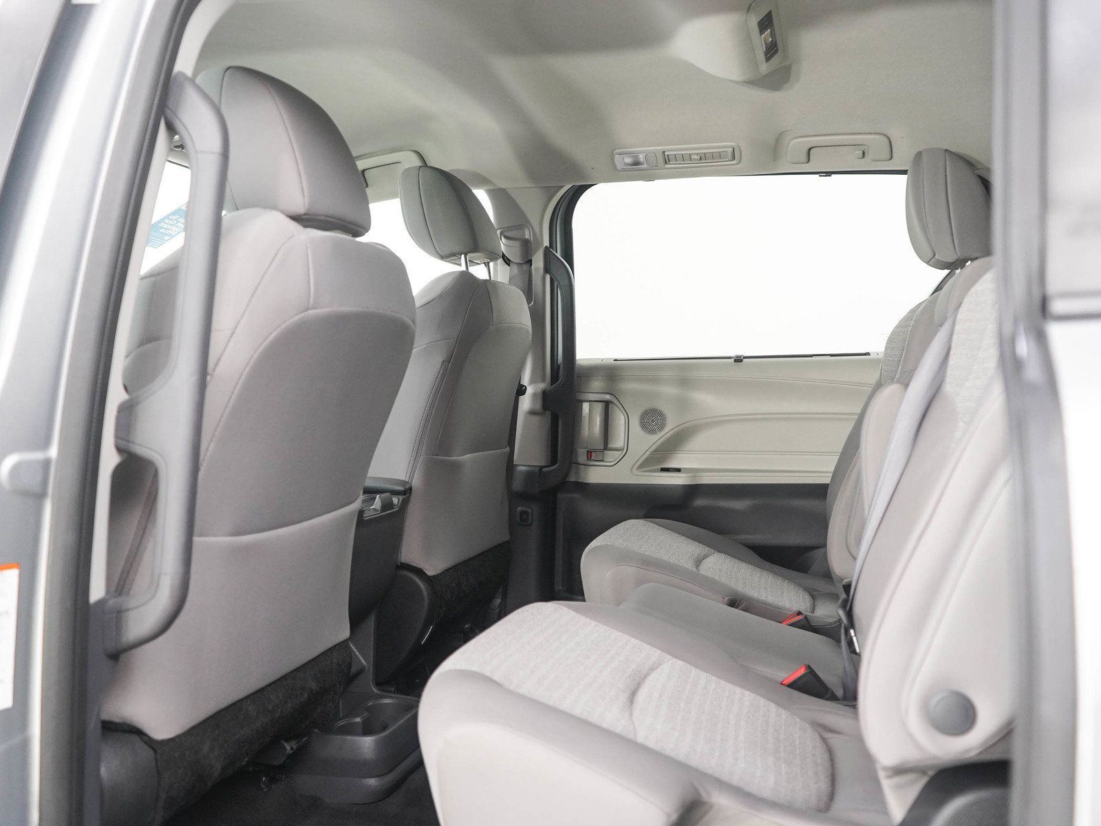 Used 2024 Toyota Sienna LE FWD image 19