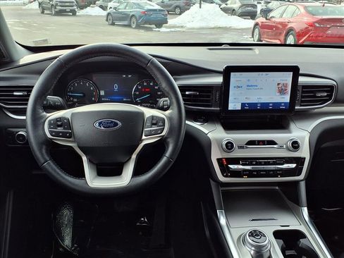 Used 2022 Ford Explorer XLT w/ Equipment Group 202A image 5