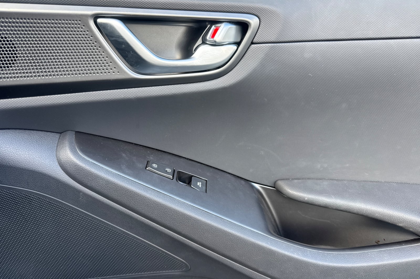 Used 2020 Hyundai Ioniq Limited FWD image 21