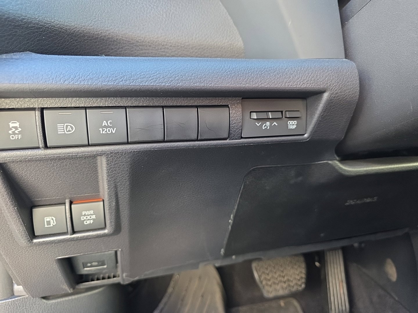 Used 2025 Toyota Sienna Limited AWD/4WD image 9