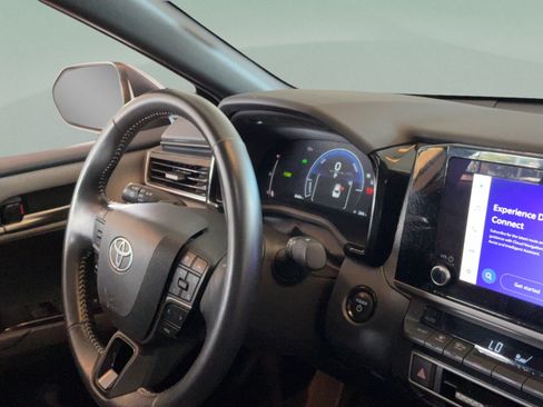 Used 2025 Toyota Camry SE w/ Convenience Package FWD image 36