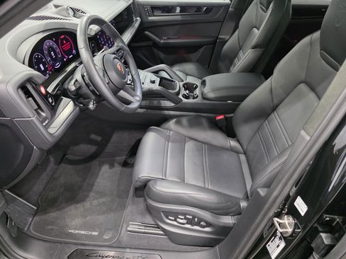 Used 2025 Porsche Cayenne GTS AWD/4WD image 6