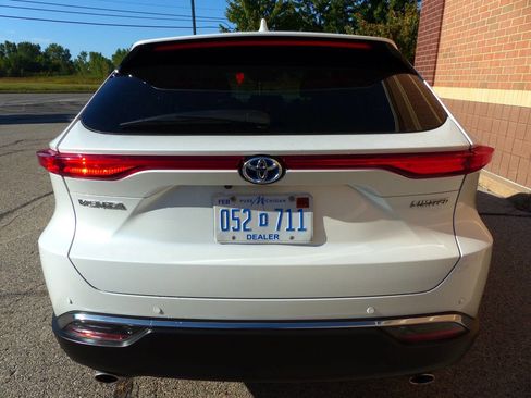 Used 2024 Toyota Venza Limited image 7