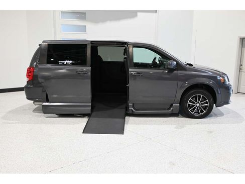 Used 2019 Dodge Grand Caravan SXT w/ Blacktop Package FWD image 17