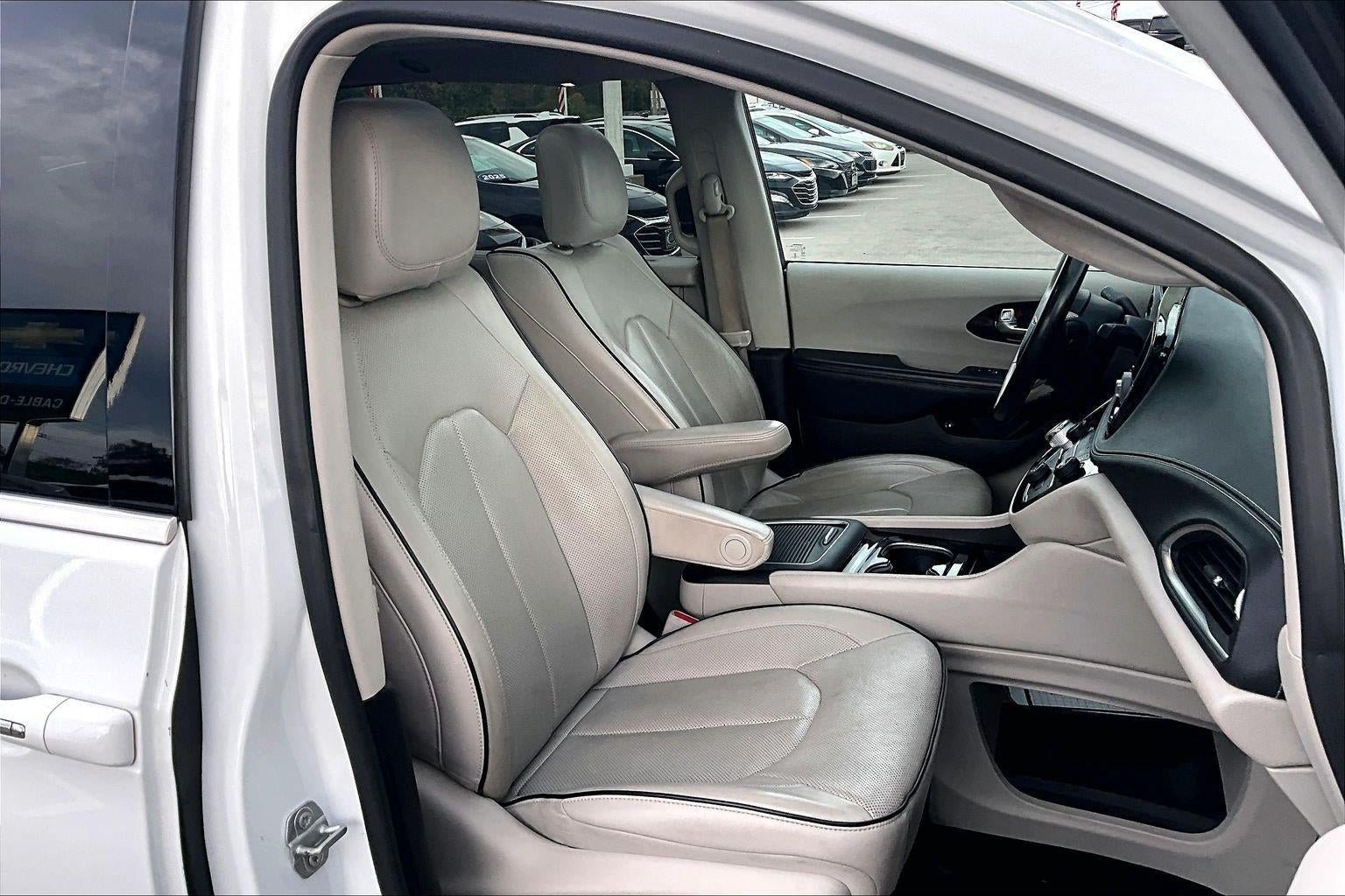 Used 2021 Chrysler Pacifica Limited w/ Uconnect Theater Family Group FWD image 6