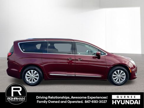 Used 2018 Chrysler Pacifica Touring-L Plus image 10