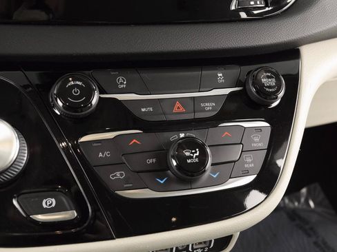 Used 2021 Chrysler Voyager Lxi FWD image 18