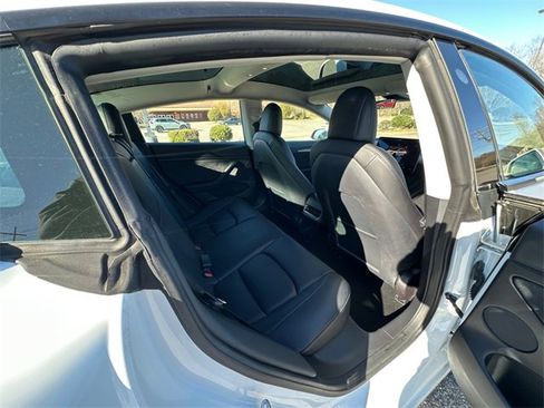 Used 2022 Tesla Model 3 Long Range image 17