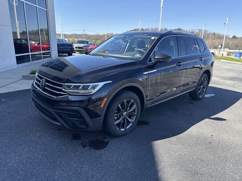 Used 2022 Volkswagen Tiguan SE image 1
