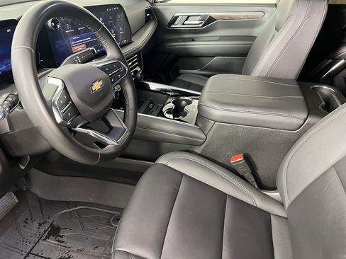 Used 2025 Chevrolet Suburban LT w/ Comfort Package image 4