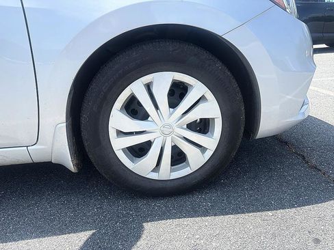 Used 2022 Nissan Versa S FWD image 11