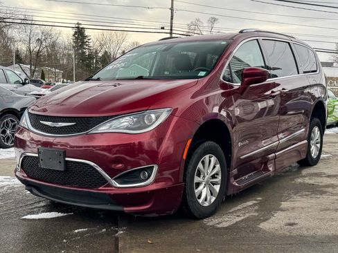 Used 2018 Chrysler Pacifica Touring-L image 9