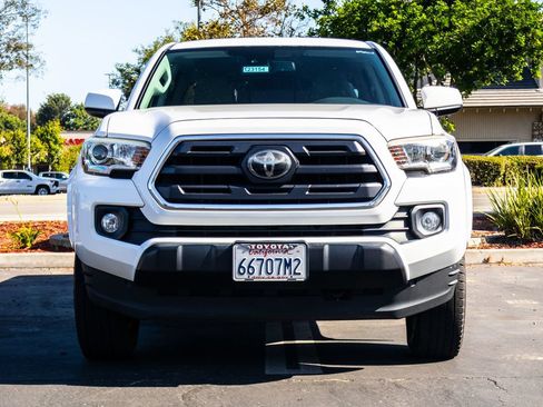 Used 2018 Toyota Tacoma SR5 RWD image 2