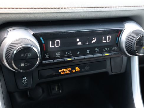 Used 2019 Toyota RAV4 XLE Premium FWD image 21