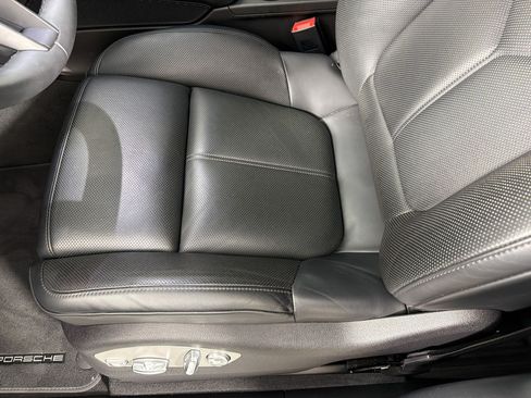 Certified 2025 Porsche Macan AWD/4WD image 14