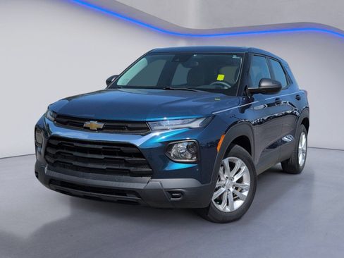Used 2021 Chevrolet TrailBlazer LS FWD image 2