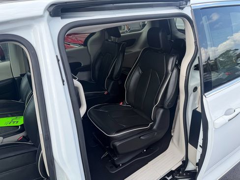 Used 2023 Chrysler Pacifica Limited FWD image 5