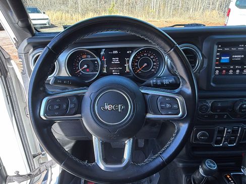 Used 2020 Jeep Wrangler Unlimited Sahara image 25