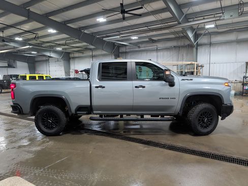 Used 2024 Chevrolet Silverado 2500 ZR2 w/ Technology Package image 2