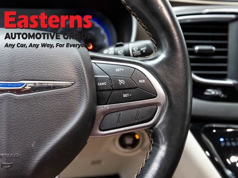 Used 2019 Chrysler Pacifica Touring-L FWD image 15