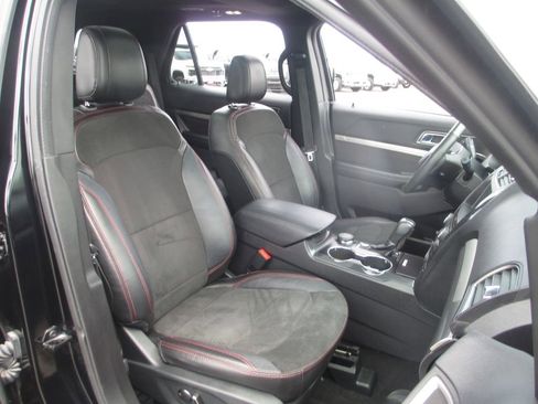 Used 2018 Ford Explorer XLT w/ Equipment Group 202A AWD/4WD image 23