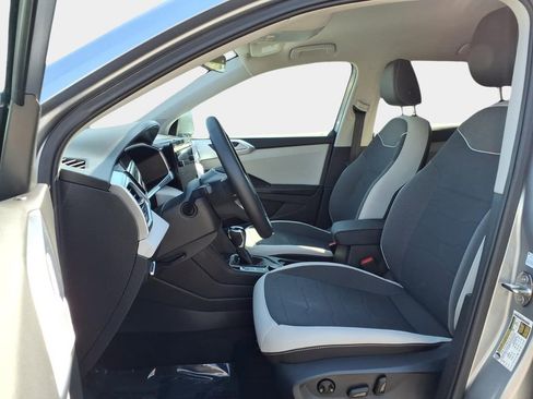 Certified 2025 Volkswagen Taos SE image 18