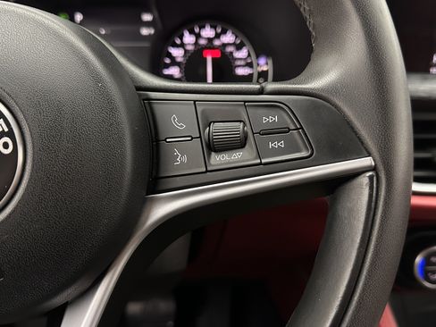 Used 2019 Alfa Romeo Stelvio image 22
