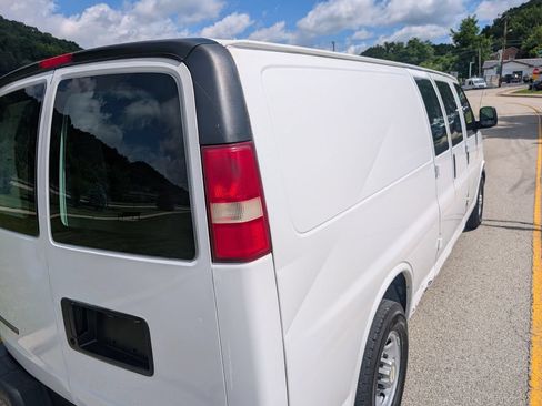 Used 2011 Chevrolet Express 3500 Extended RWD image 25