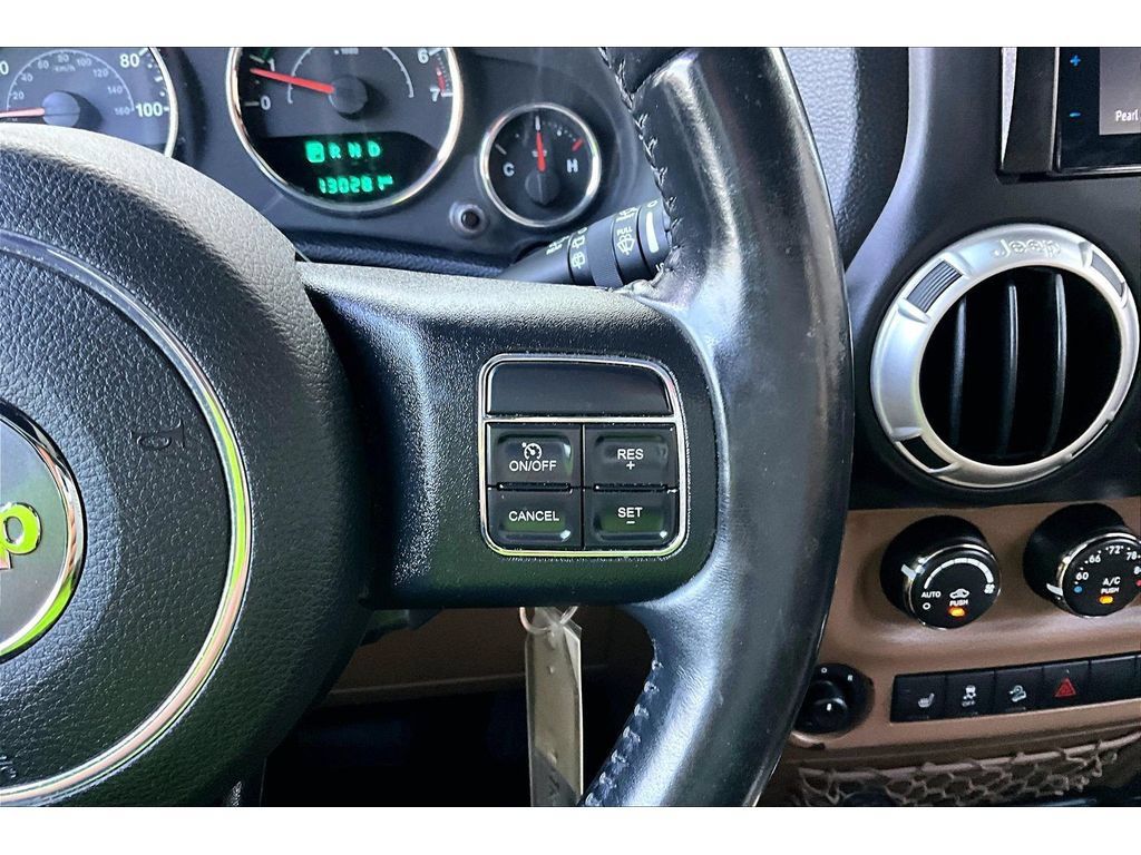 Used 2017 Jeep Wrangler Unlimited Rubicon w/ Connectivity Group AWD/4WD image 12