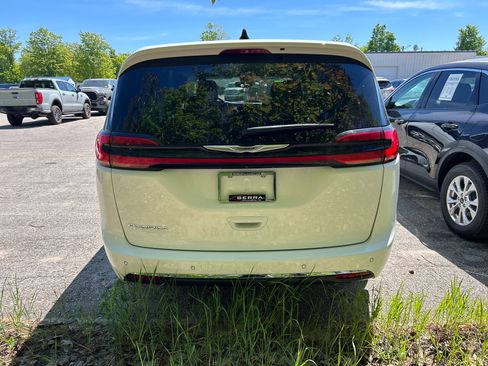 Used 2023 Chrysler Pacifica Touring-L FWD image 4