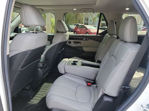 Certified 2025 Honda Pilot Touring image 9