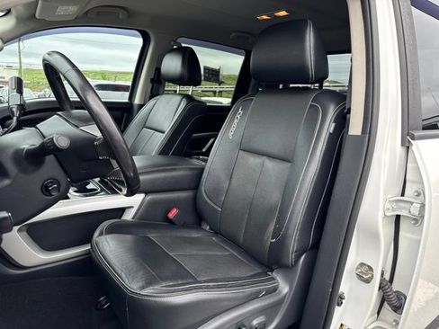 Used 2019 Nissan Titan PRO-4X w/ Pro-4x Convenience Package AWD/4WD image 9