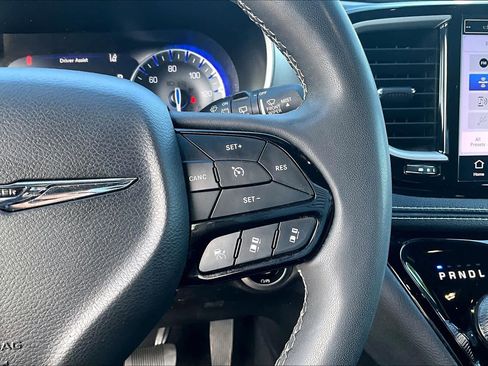 Used 2023 Chrysler Pacifica Touring image 21