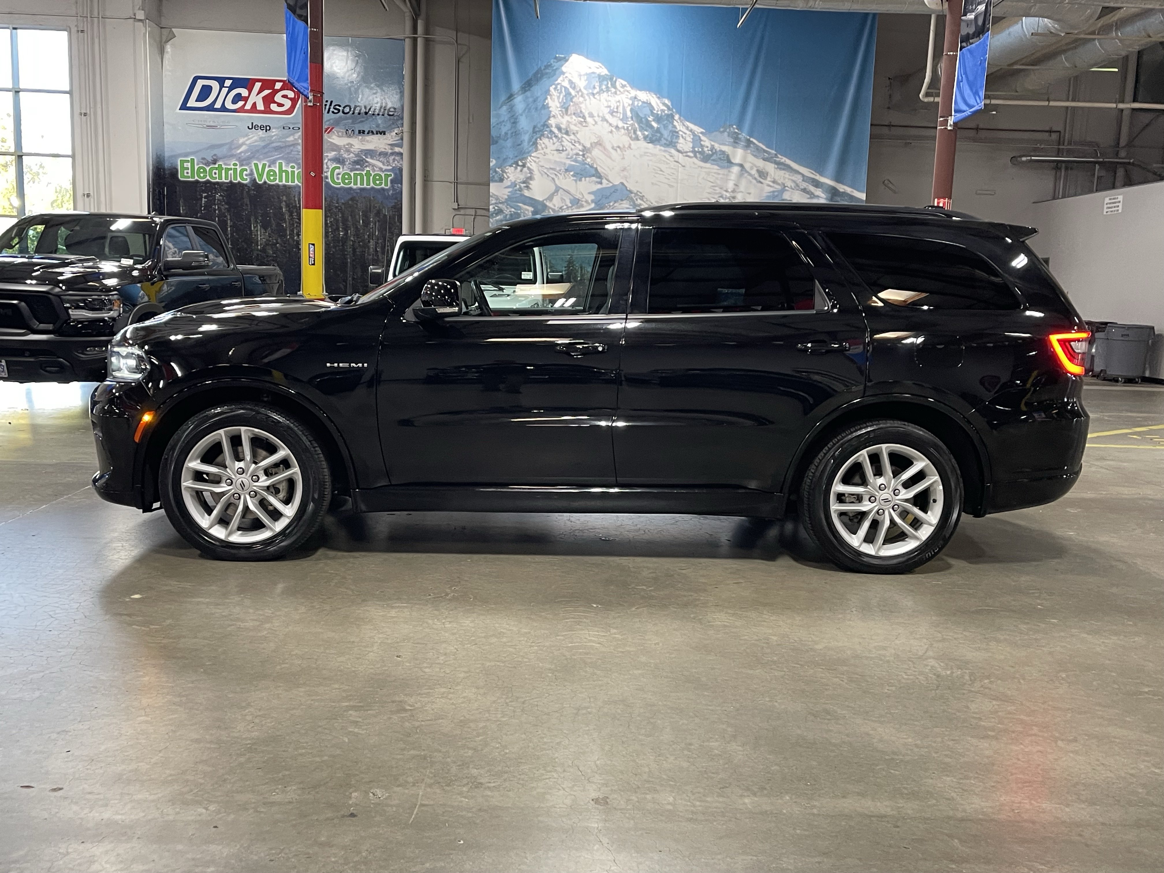 Used 2025 Dodge Durango R/T AWD/4WD image 2