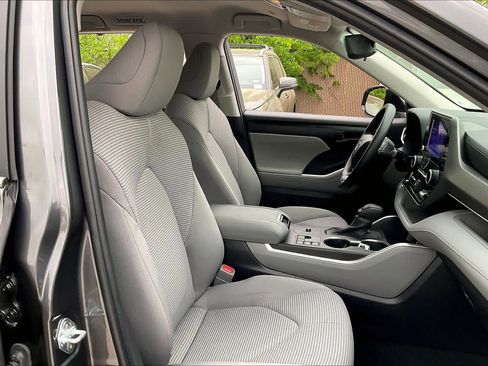 Used 2023 Toyota Highlander L image 9