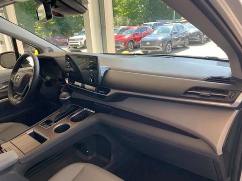 Used 2024 Toyota Sienna XLE w/ XLE Plus Package AWD/4WD image 21