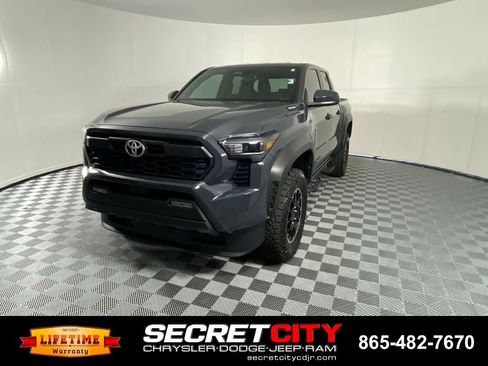 Used 2025 Toyota Tacoma TRD Off-Road AWD/4WD image 3