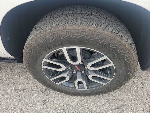 Used 2024 GMC Yukon AT4 w/ Technology Package image 29