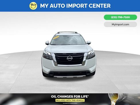 Used 2025 Nissan Pathfinder SL AWD/4WD image 2